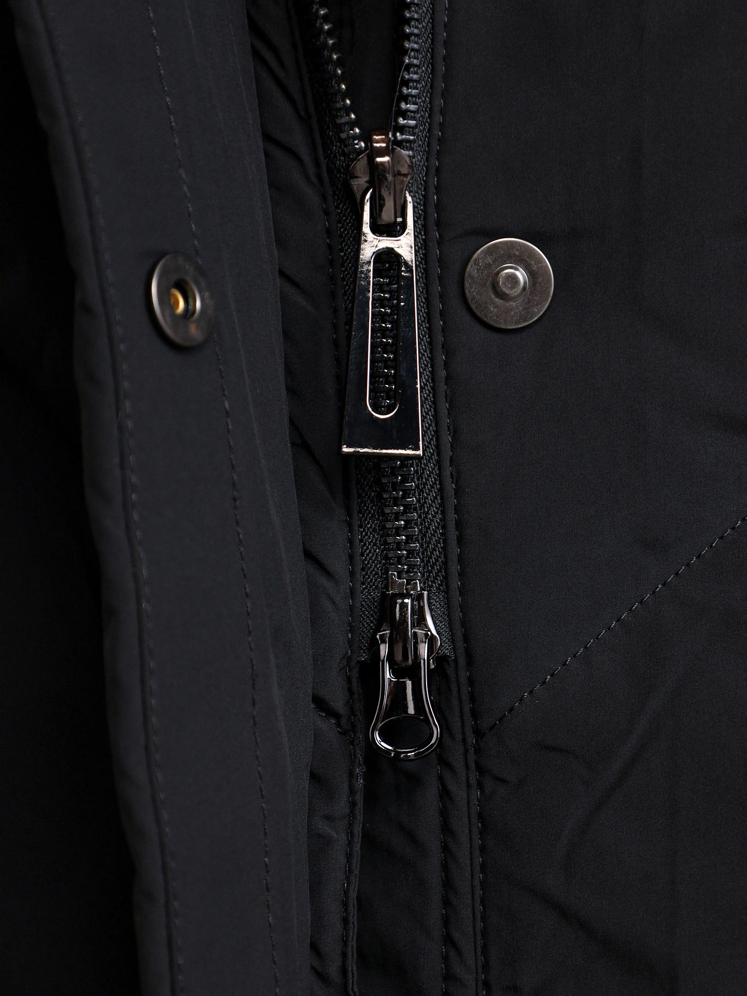 Пуховик черного цвета с двойным капюшоном